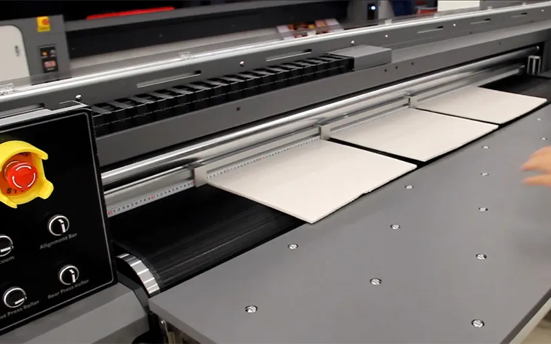 รองรับวัสดุแบบแผ่นได้ถึง 4 แผ่นอย่างง่าย