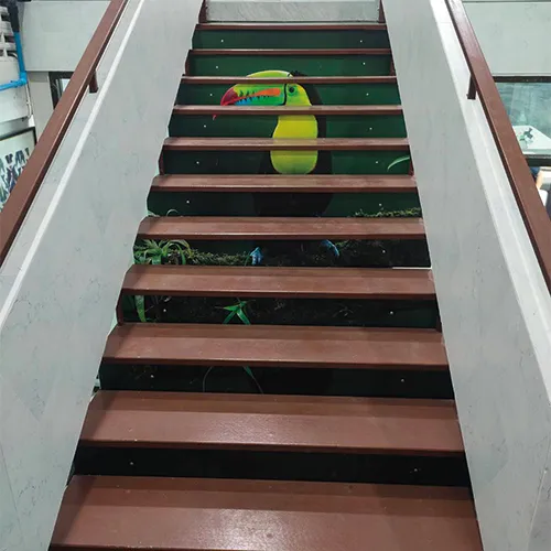 รูป สาธิตการพิมพ์ยูวีลงแผ่นพลาสวูด