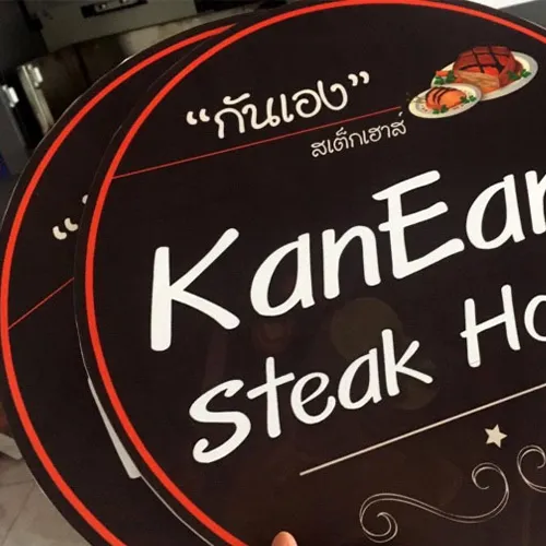 รูป สาธิตการพิมพ์ยูวีลงแผ่นพลาสวูด