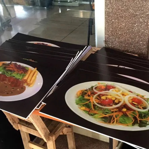 รูป สาธิตการพิมพ์ยูวีลงแผ่นพลาสวูด