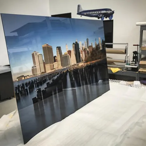 รูป สาธิตการพิมพ์ยูวีลงแผ่นอะคริลิค